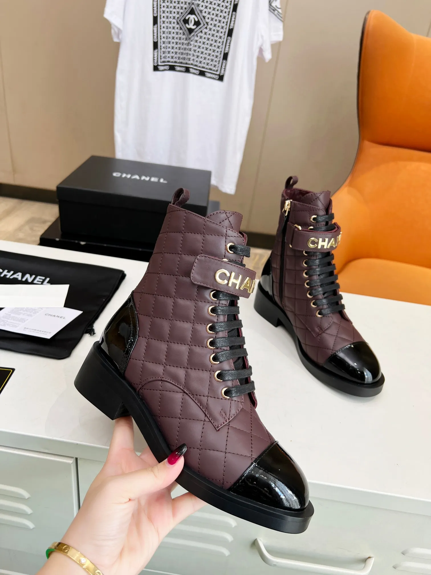 👟👟Ex-factory price 680👟👟 🔥 🔥 🔥 The official website is synchronized with "CHANEL" Chanel's latest 2023 Martin boots series! ▫️The top catwalk series✔The main season of autumn and winter, the rhythm of super popular styles! A must-have item for travel! It looks good in any combination💕 ▫️A beautiful shoe worth putting in your closet👉It’s super beautiful💃🏻▫️ Fabric: Original one-to-one mixed-breed cow🐮 leather Lining: Sheepskin lining Size: 35-40 (41 is custom-made and cannot be returned or exchanged)